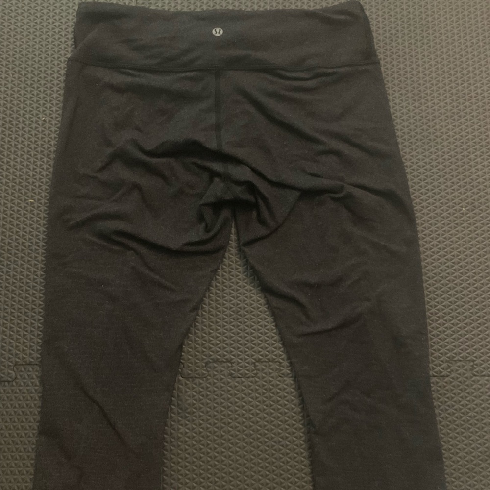 Lululemon Size 10 Cropped Black Capri Leggings